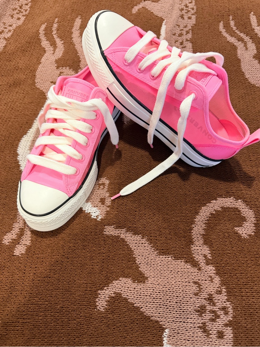 Women’s Pink Converse low mesh shoes
